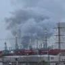 إسرائيل تقرّ بإصابة مصافي النفط في حيفا جراء إطلاق صواريخ إيرانية