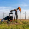 Oil Fluctuates Within a Narrow Range as Flows through the Strait of Hormuz Recover