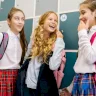 Votre enfant exagère-t-il avec les blagues ridicules ?.. Ce qui se cache derrière cette phase pourrait vous surprendre