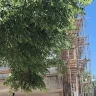 إصابة عامل بجروح خطيرة إثر سقوطه من سطح مبنى في نتانيا