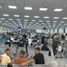 מאות נוסעים תקועים.. העבודה נקטעה באופן זמני במעבר א-קרמה בשל שביתה ישראלית