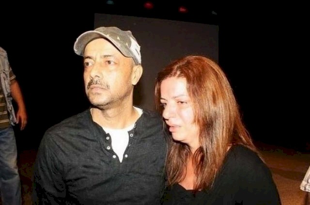 صور مشهد مفجع نجم سوري يدفن والدته بيده