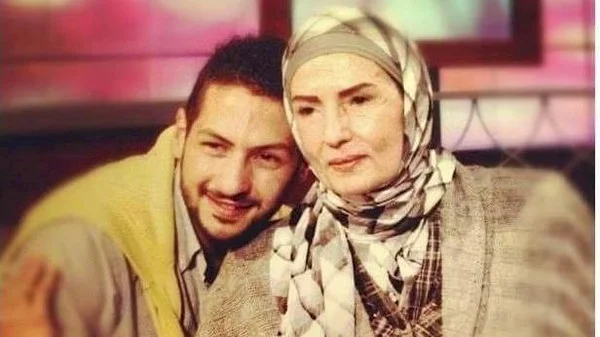 صور| هذا ما كتبه الفنان الشاب عمرو سمير لوالدته قبل رحيله!