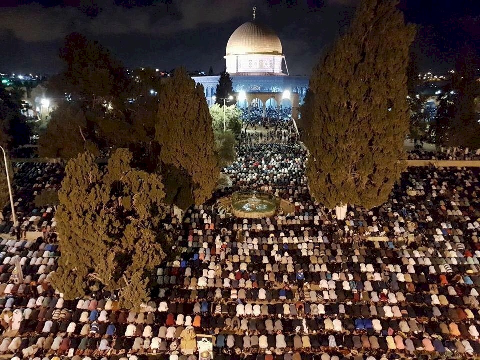 300 ألف مصلّ ٍ أحيوا ليلة القدر في المسجد الأقصى