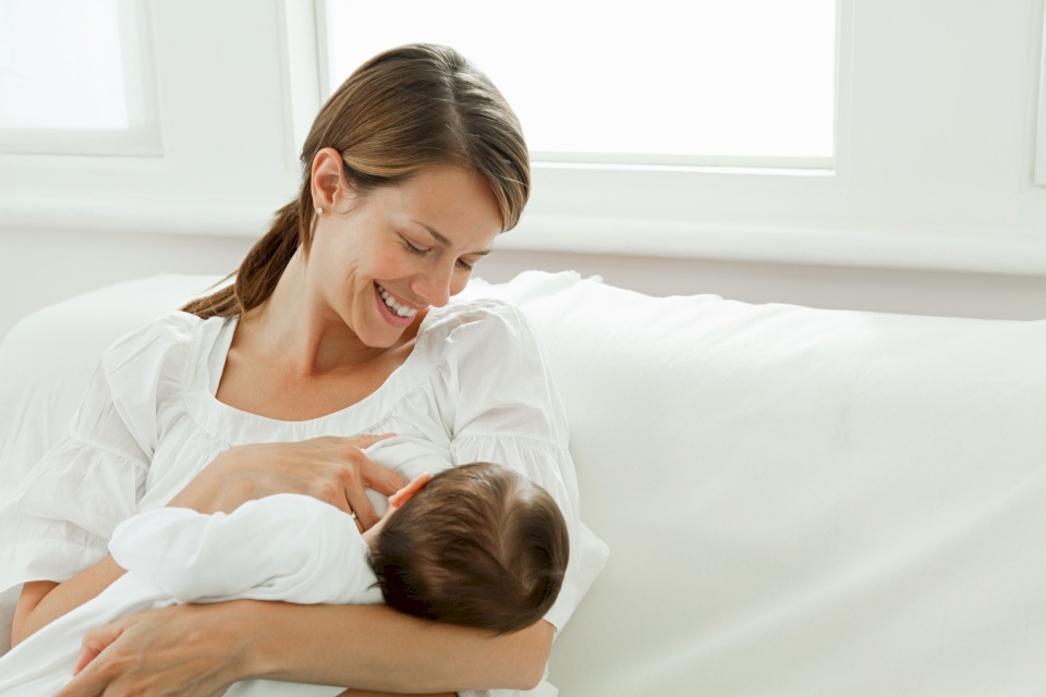 الرضاعة الطبيعية تقي الأم من هذا المرض