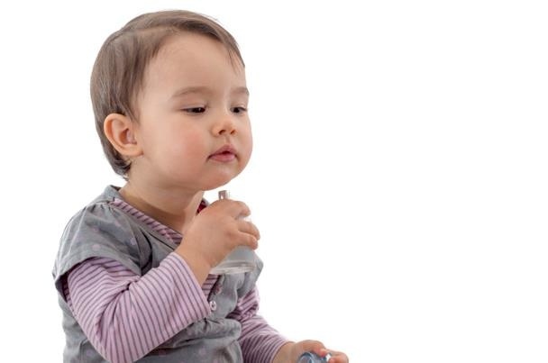 هكذا تتصرفين إذا ابتلع طفلك جسم معدني