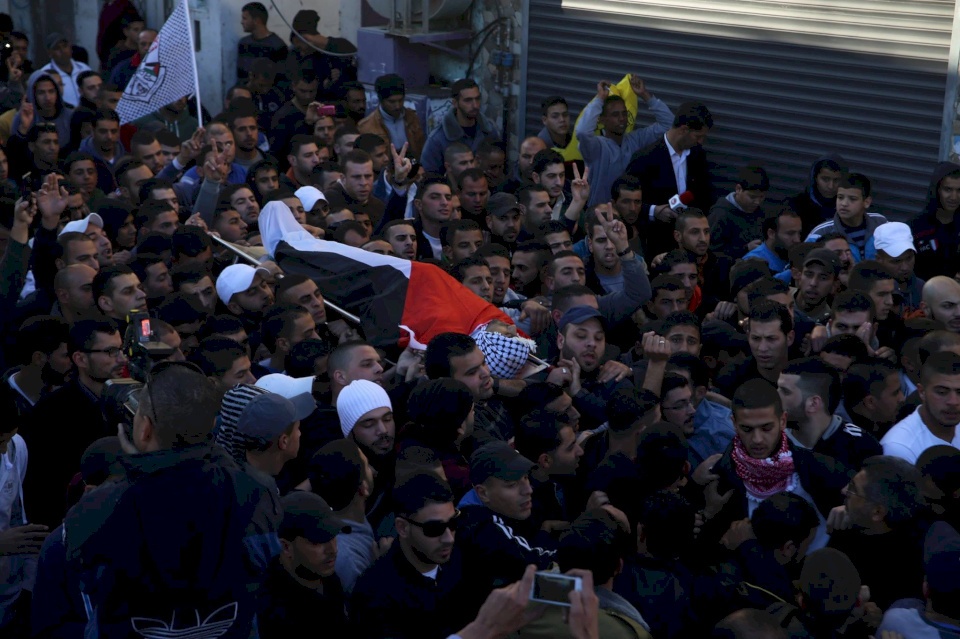  واستشهد بائع الشاي والقهوة!