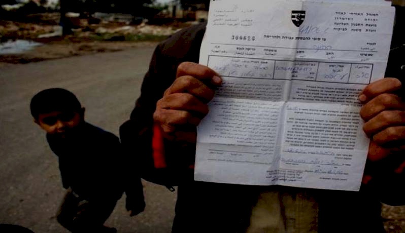 الاحتلال يخطر بهدم منزل في القدس 