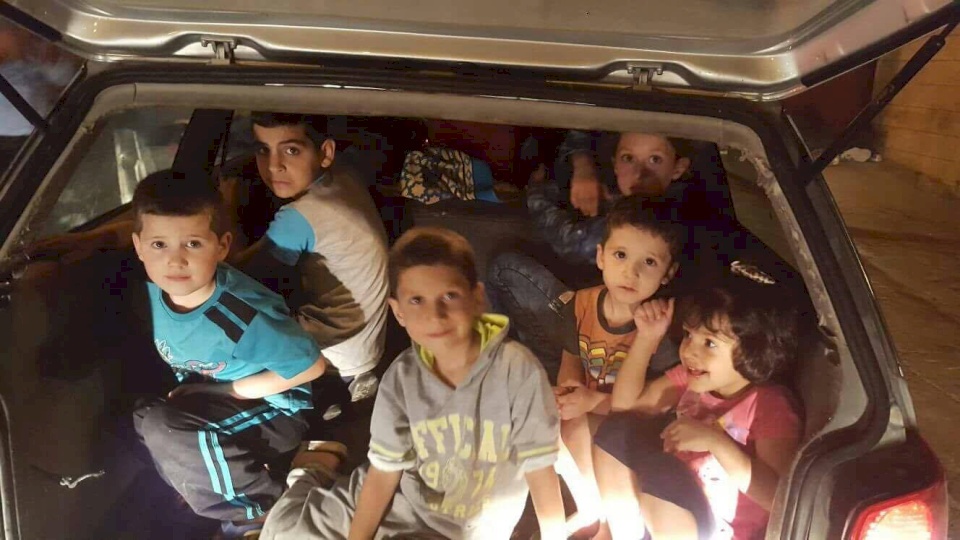 حدث بالخليل..7 اطفال في صندوق السيارة و 5 اشخاص في الامام!