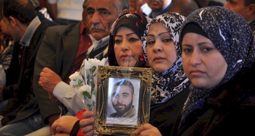 حر الصيف ومنع الزيارات.. هموم تُضاف لأهالي الأسرى