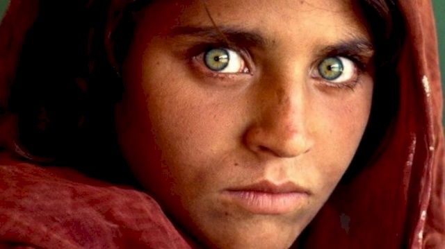 اللاجئة الأفغانية الأشهر في العالم تظهر من جديد !