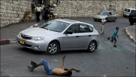 مستوطن يدهس شابا في العيزرية 