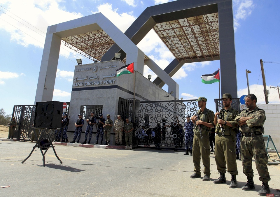 الأحمد: معبر رفح لن يفتح إلا بوجود حرس الرئيس