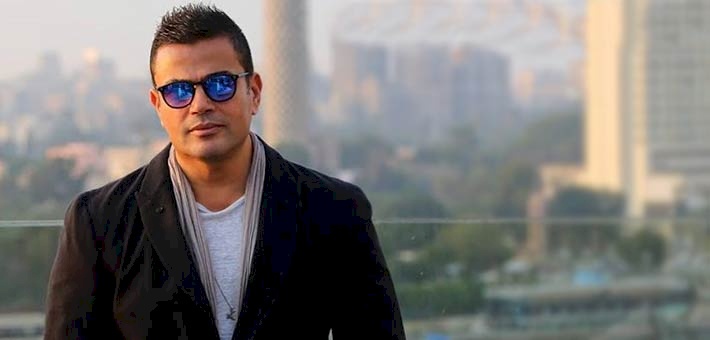 ما معنى التاتو الجديد على صدر عمرو دياب؟