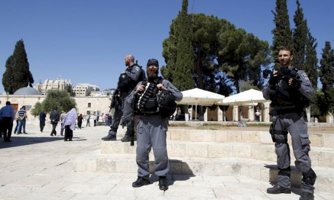 شرطي يرفع علم إسرائيل في الأقصى