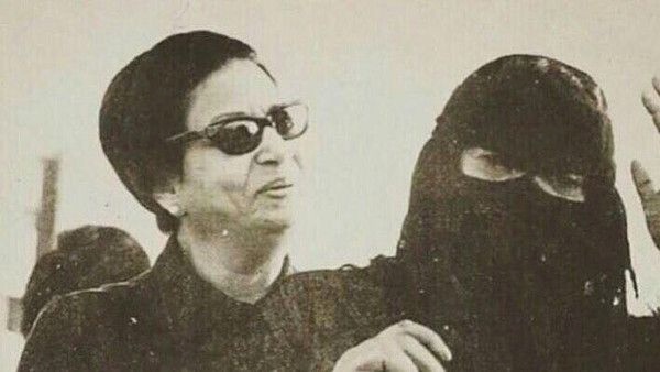 الكويت.. ما هي قصة هذه الصورة التي جمعت أم كلثوم وسيدة بدوية