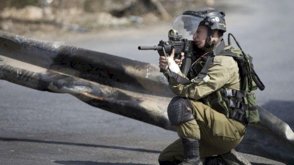 الاحتلال يطلق النار على سيارة في الخليل