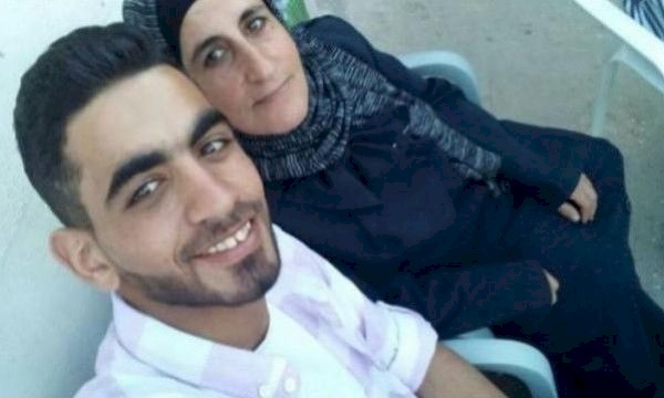 فيديو| الاحتلال يفرج عن والدة منفذ عملية حلميش عمر العبد