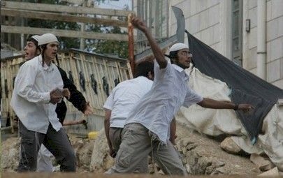 مستوطنون يرشقون منازل المواطنين بالحجارة شرق يطا