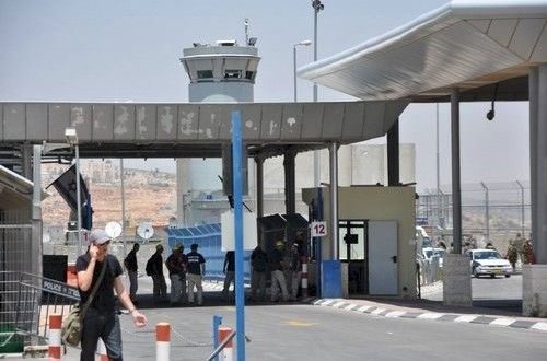 الاحتلال يغلق حاجز قلنديا 