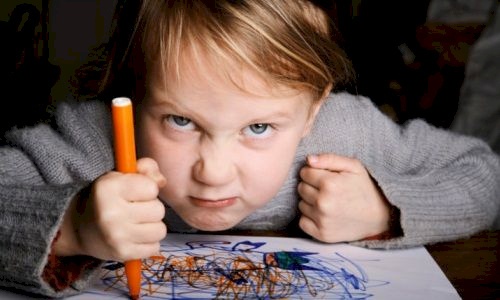 كيف تتعاملين مع طفلك العنيد؟