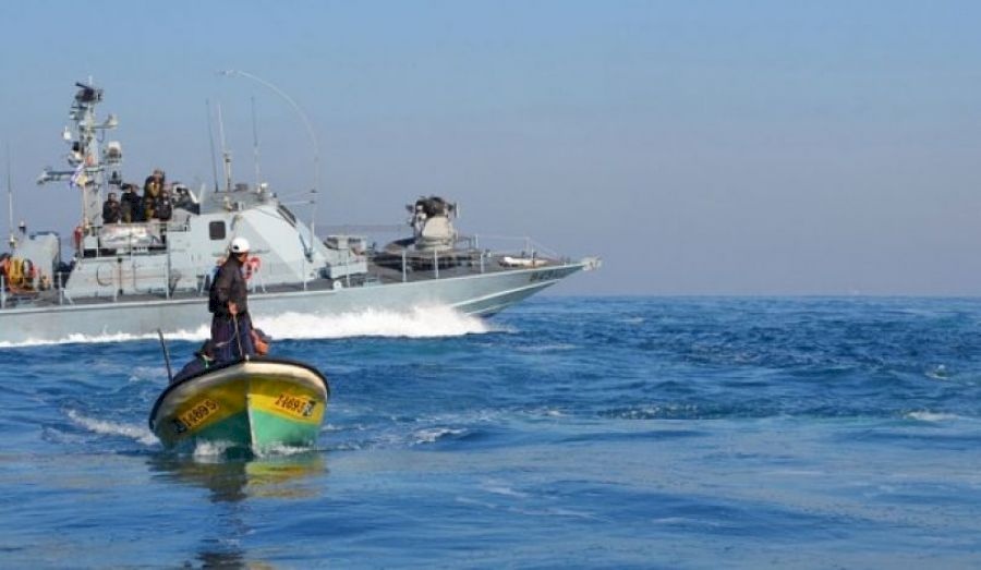 بحرية الاحتلال تستهدف مراكب الصيادين في بحر غزة