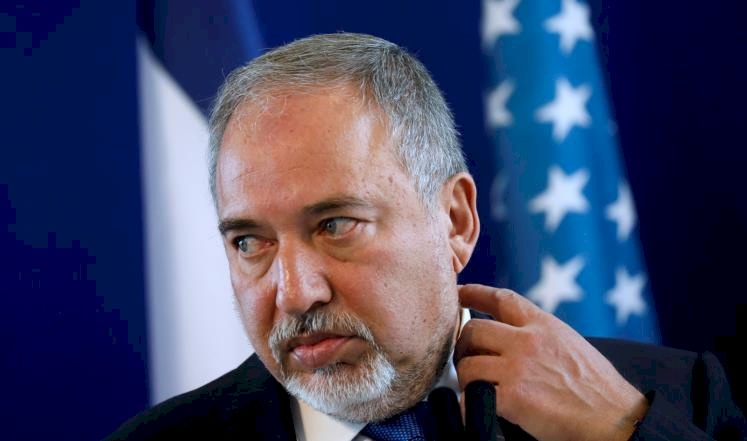 مستوطنون يشتمون ليبرمان ويرجمونه بالحجارة 