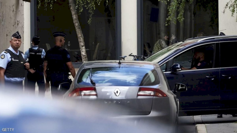 مركبة تدهس جنودا فرنسيين في باريس 