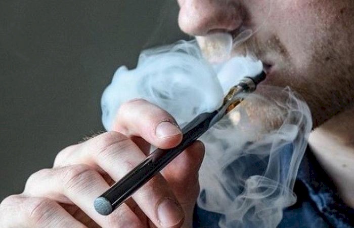 استنشاق أبخرة السجائر الإلكترونية يقلل عمر الإنسان