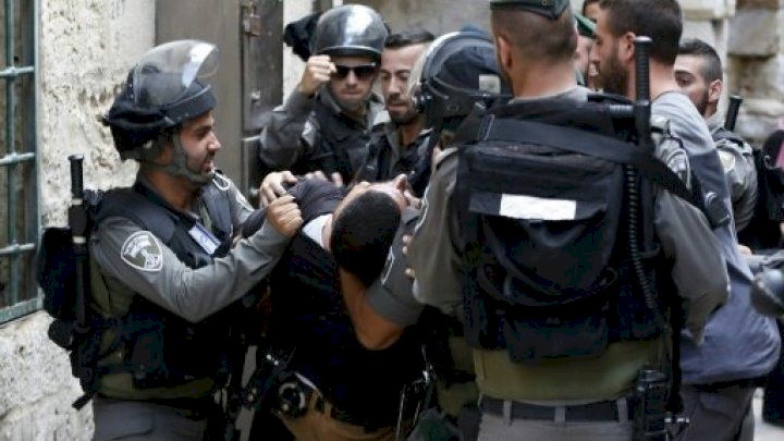 القدس: الاحتلال يعتقل 8 مواطنين ويقتحم مكتبا صحفيا