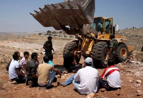 مواطنون يتصدون لجرافات الاحتلال في الولجة