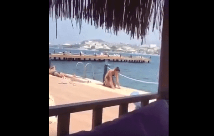شاهد بالفيديو.. فتاة تصلي بالمايوه تثير ضجة واستياء