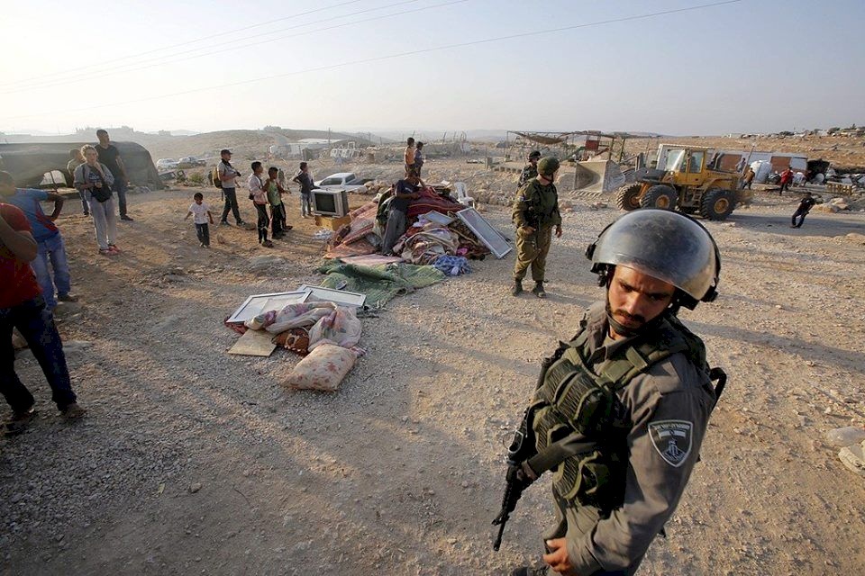 الاحتلال يهدم بيوتا جنوب الخليل