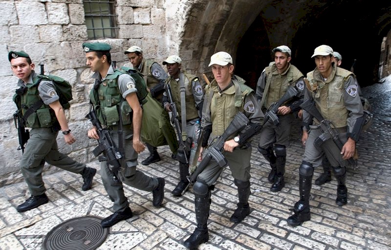القدس: الاحتلال يقتحم منازل أسرى وشهداء وينهب 100 ألف شيقل