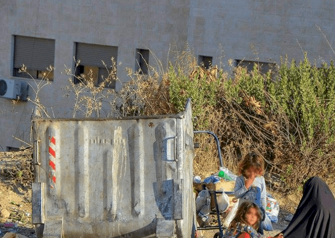 حدث بالاردن..قالت له "انت مش أحسن من أمك" فالقاها داخل حاوية للقمامة