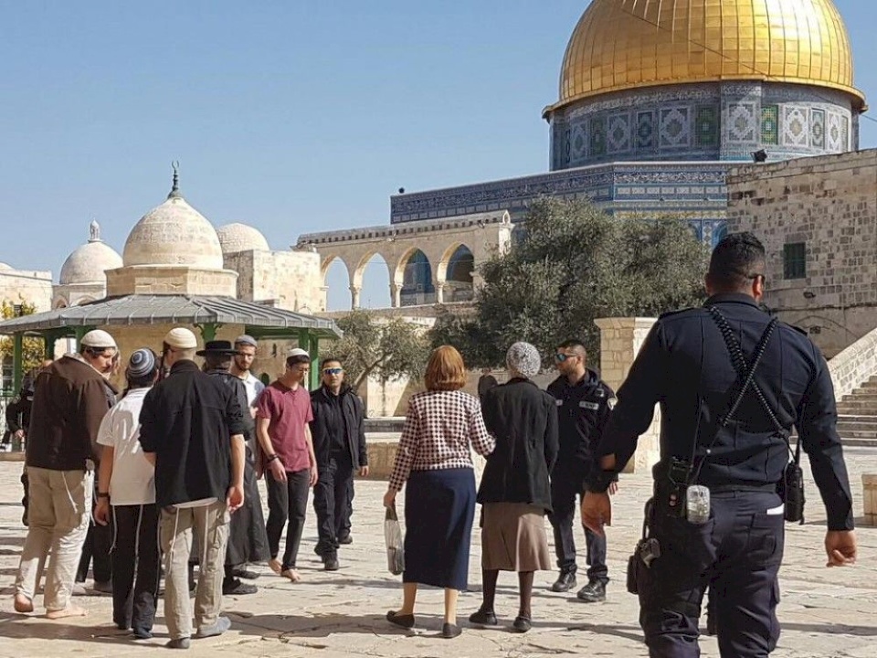 مستوطنون يقتحمون الأقصى بحراسة مشددة
