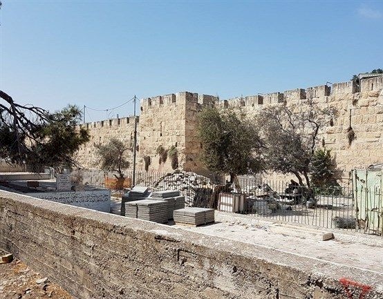 الاحتلال يعتدي على مقبرة الشهداء في القدس