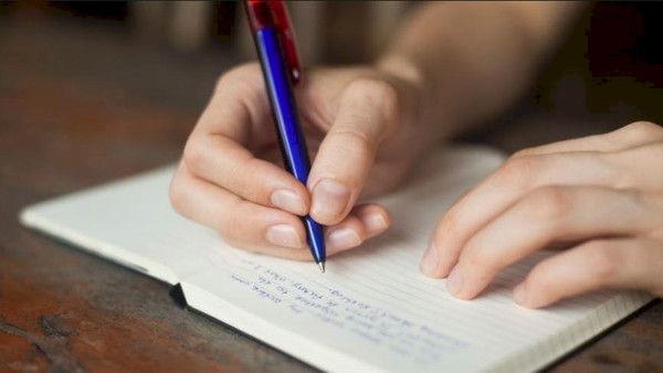بعيداً عن لوحة المفاتيح.. 6 فوائد ذهبية للكتابة باليد