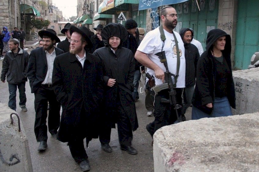 1000 مستوطن يقتحمون كفل حارس بسلفيت