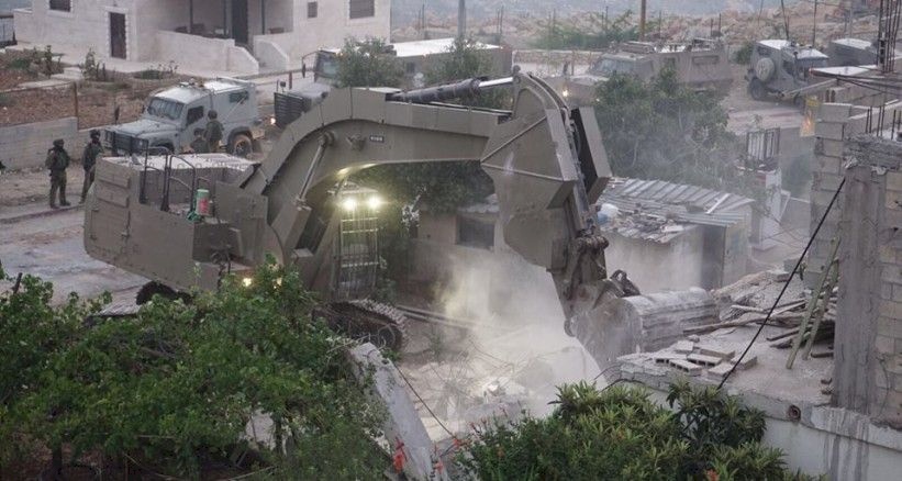 هدم منزل قيد الإنشاء في برطعة 