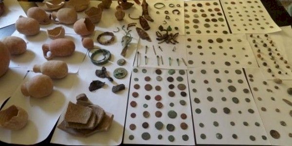 الشرطة تضبط 90 قطعة أثرية داخل منزل في الخليل