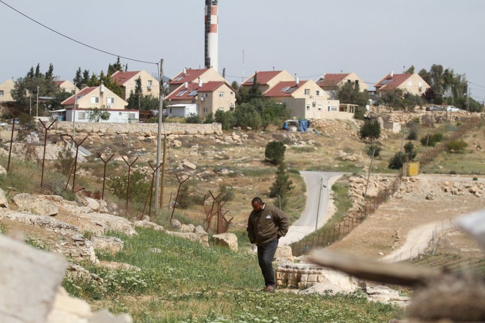 تجريف أراض لتوسيع مستوطنة "كرمئيل"