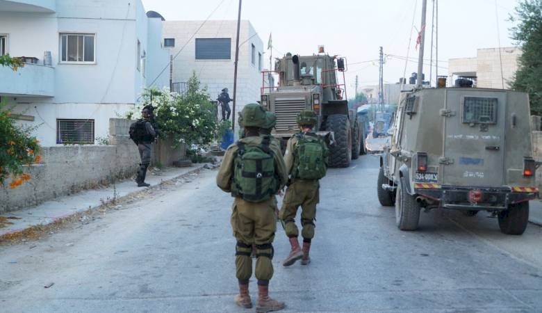 مستوطنون يقتحمون قرية كوبر بحماية جيش الاحتلال