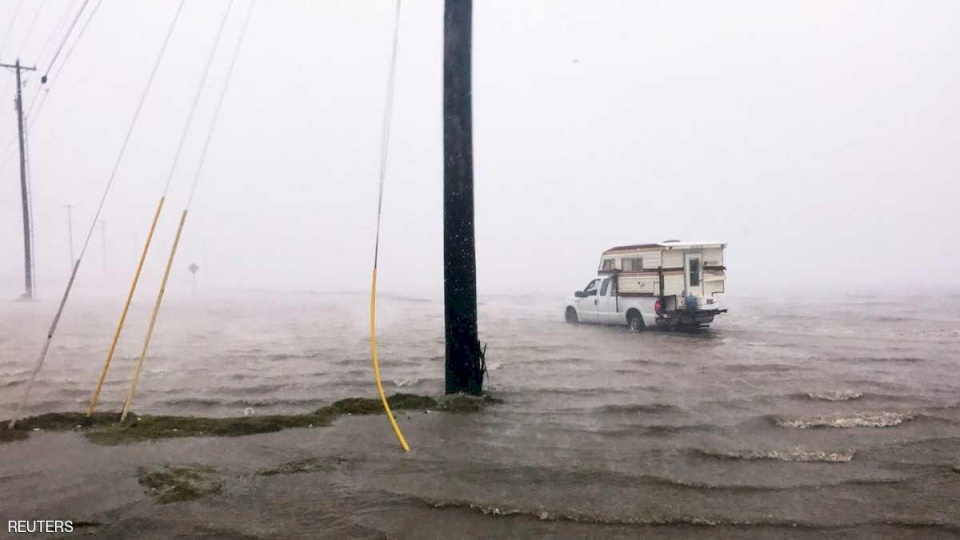"هارفي" الرهيب يضرب تكساس.. وإعلان الطوارئ