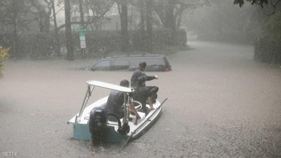 سكان رابع اكبر مدينة امريكية يفرون من ديارهم بعد اعصار "هارفي" 
