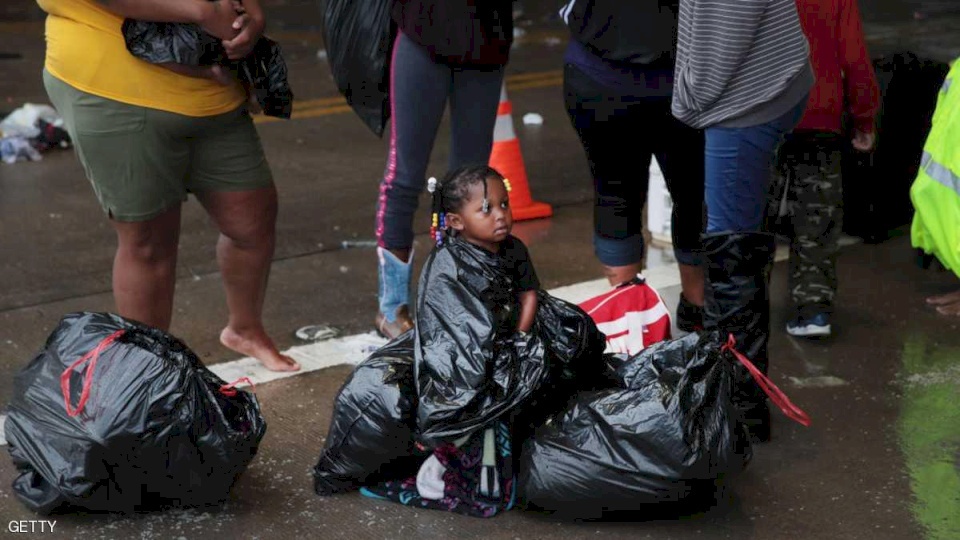 هارفي يقتل ويشرد الآلاف.. وتحذيرات من تسرب كيماوي