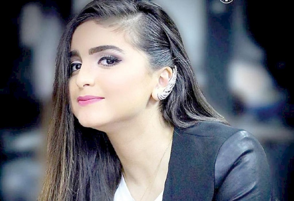 صور| حلا الترك من دون مكياج وبثياب المدرسة... شاهدوا شكلها