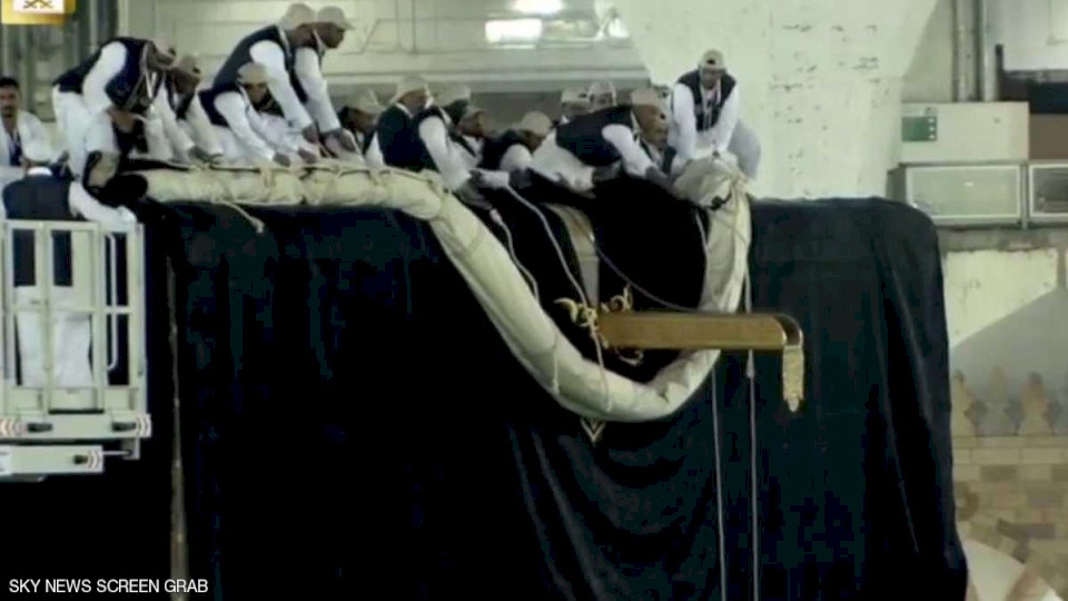 الكعبة المشرفة تلبس الحرير والذهب