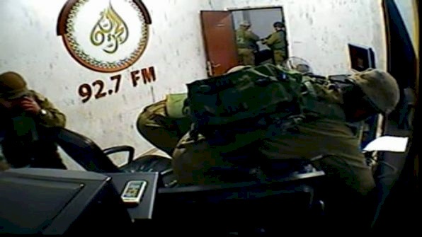 الاحتلال يغلق إذاعة بالخليل لـ6 أشهر