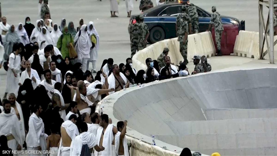 الحجاج يرمون جمرة العقبة بأول أيام عيد الأضحى المبارك